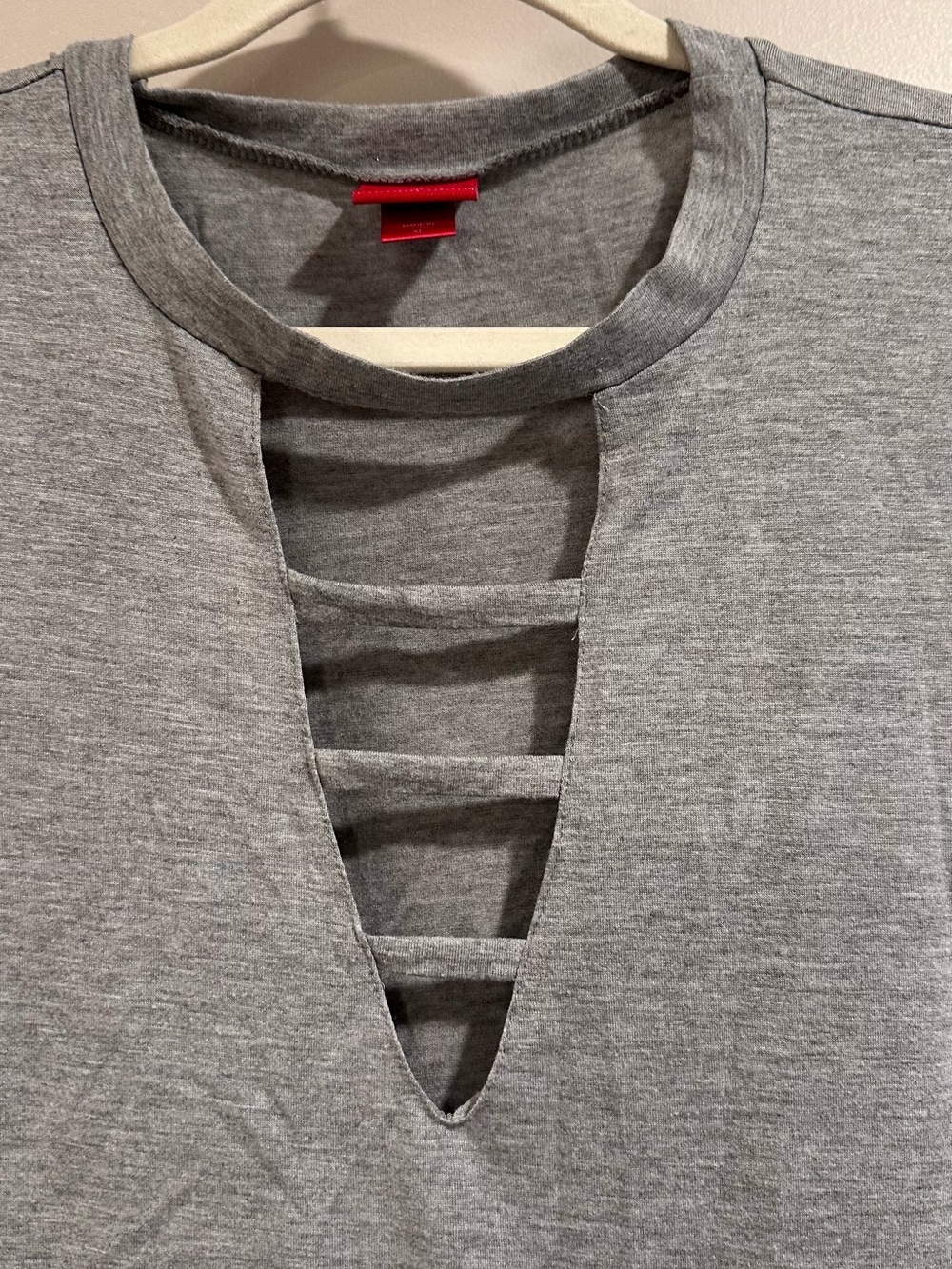 Day trip Retro Gray Cutout Choker Neck T-Shirt - Sexy Deep V-Neck Strappy Tee XL - Picture 6 of 13
